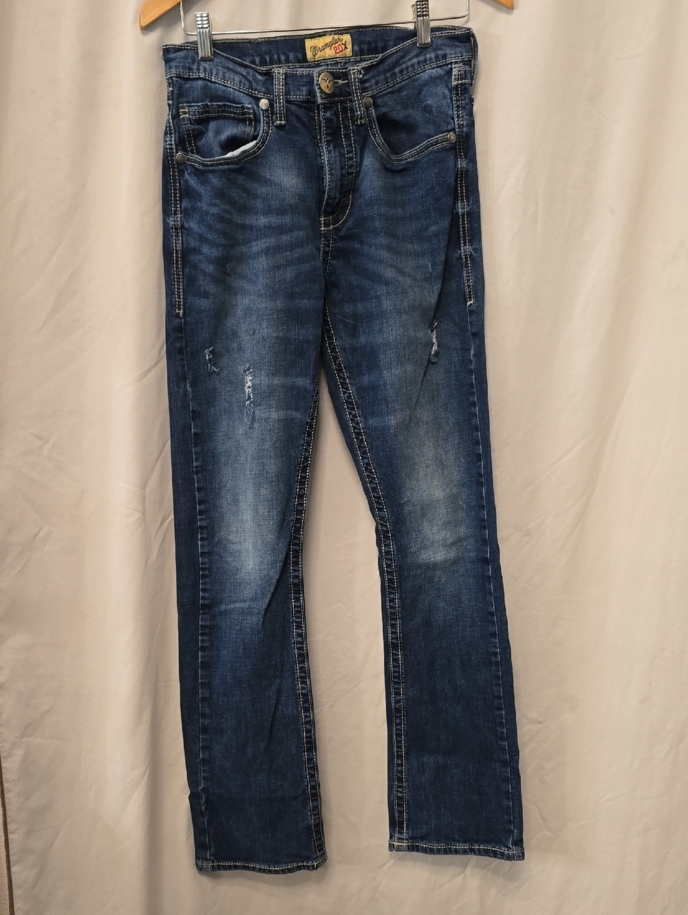 Wrangler Men’s Blue Straight Jeans with Subtle Distress